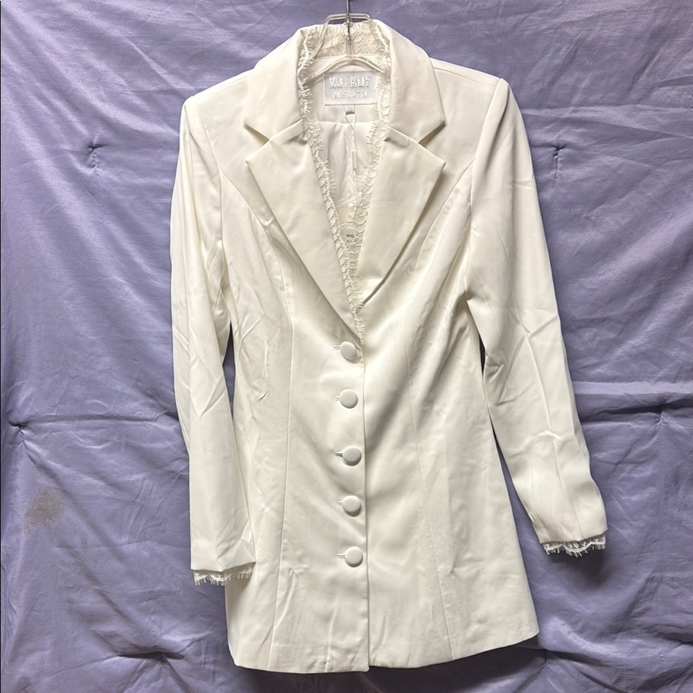 Crisp White Tailored Blazer for Formal Occasions